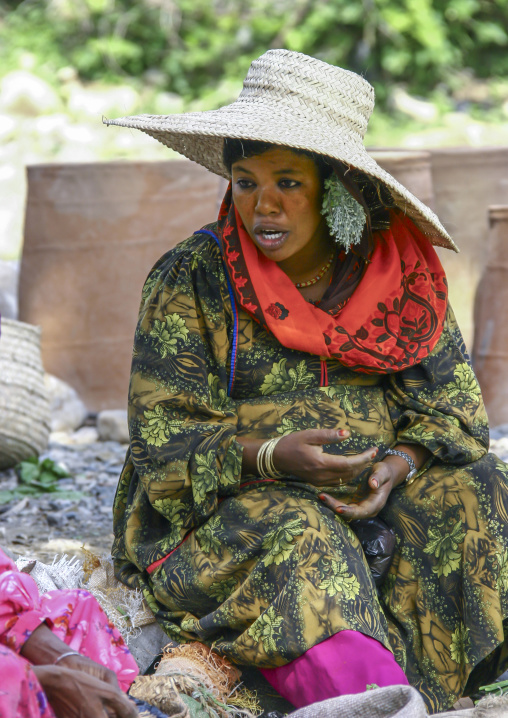 Yemeni woman with straw hat in traditional clothing, Taiz Governorate, Jabal Sabir, Yemen