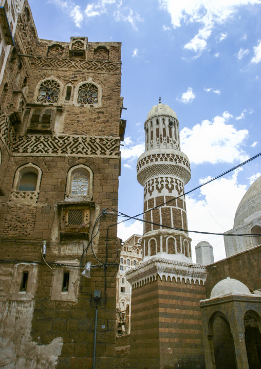 Mosque in the middle of traditional houses in the old city, Amanat Al-Asemah, Sanaa, Yemen