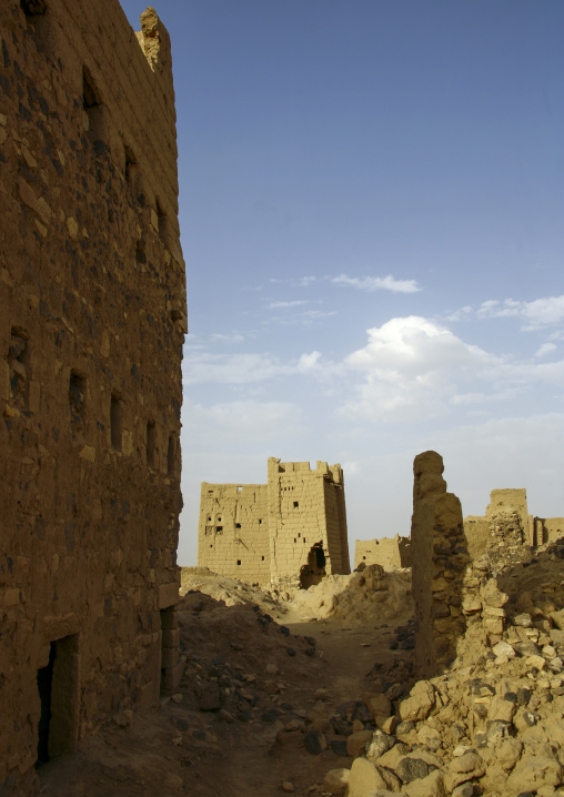 Ruined multi-storey house made of mud in the old town, Marib Governorate, Marib, Yemen