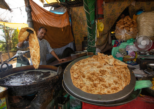 Baker making and selling bread, Jammu and Kashmir, Srinagar, India