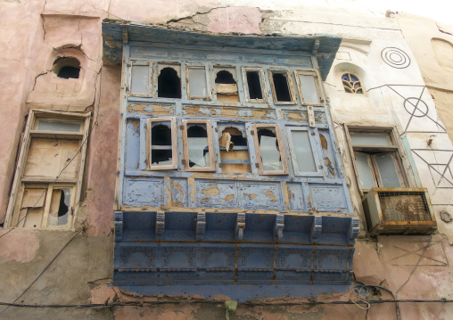Old house with wooden mashrabiya, Al Hudaydah Governorate, Hodeidah, Yemen