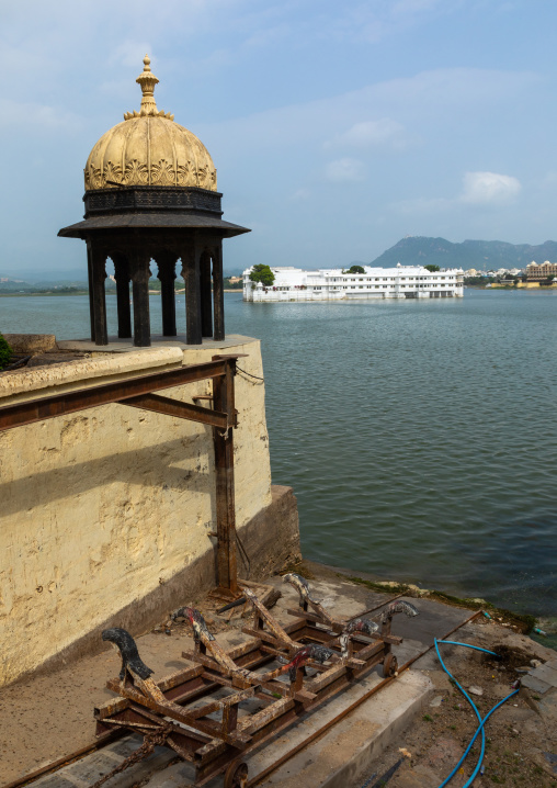The Taj lake palace hotel on lake Pichola, Rajasthan, Udaipur, India