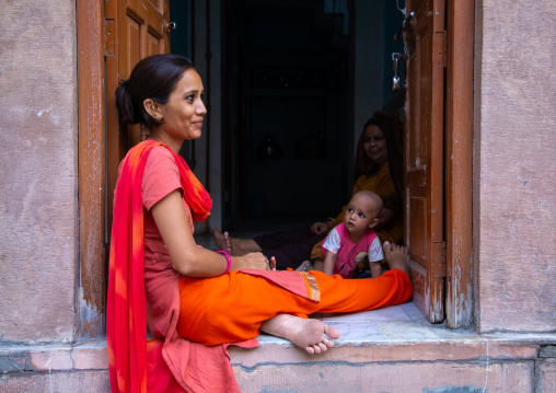 Portrait of rajasthani woman with her toddler, Rajasthan, Jodhpur, India
